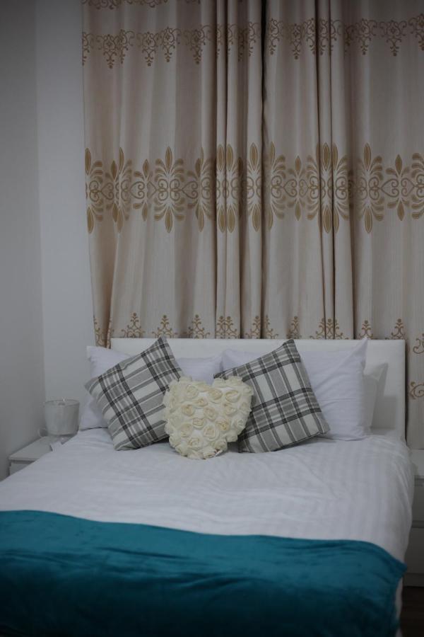 Oyo New City Lodge Londra Dış mekan fotoğraf