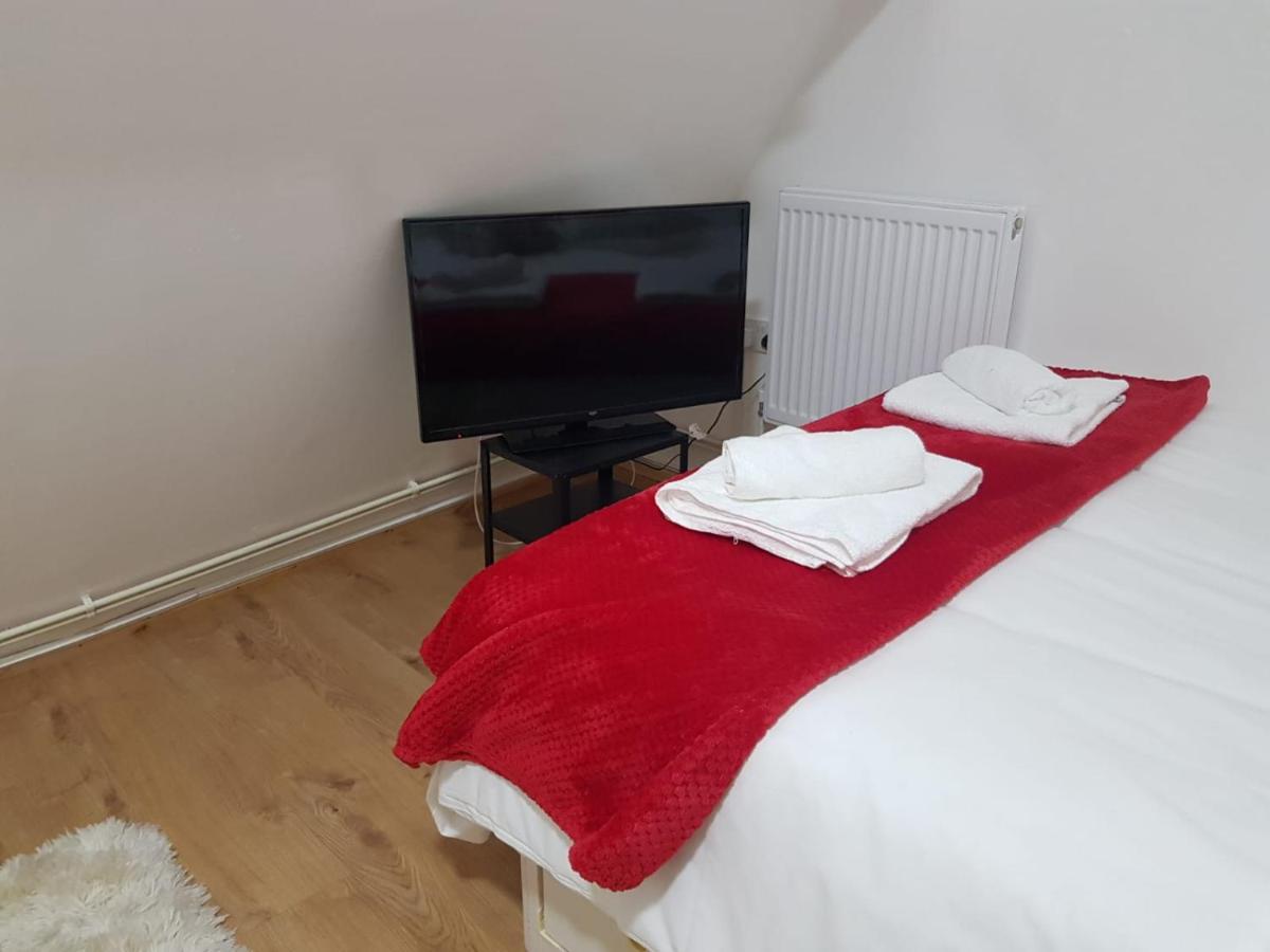 Oyo New City Lodge Londra Dış mekan fotoğraf
